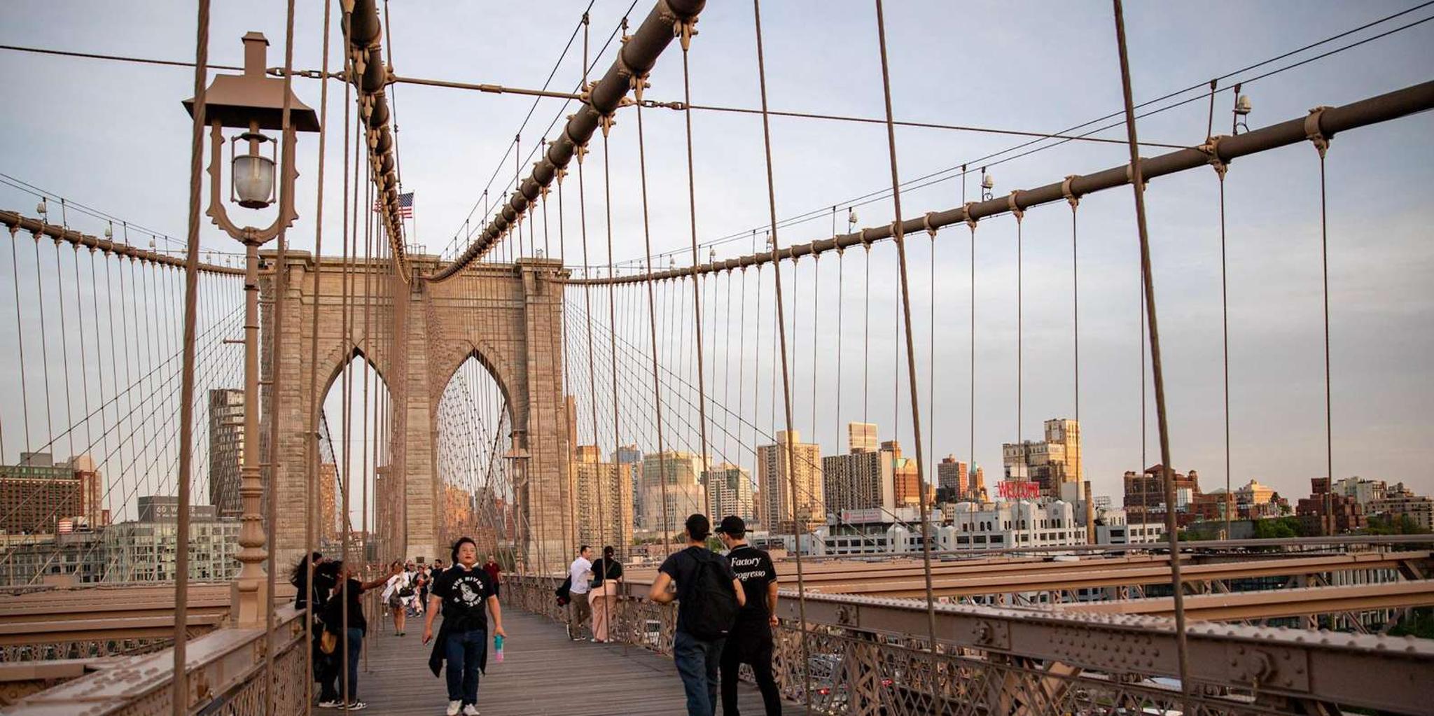 New York City Walking Tour Williamsburg DUMBO Brooklyn Bridge 4 hr - Image 3
