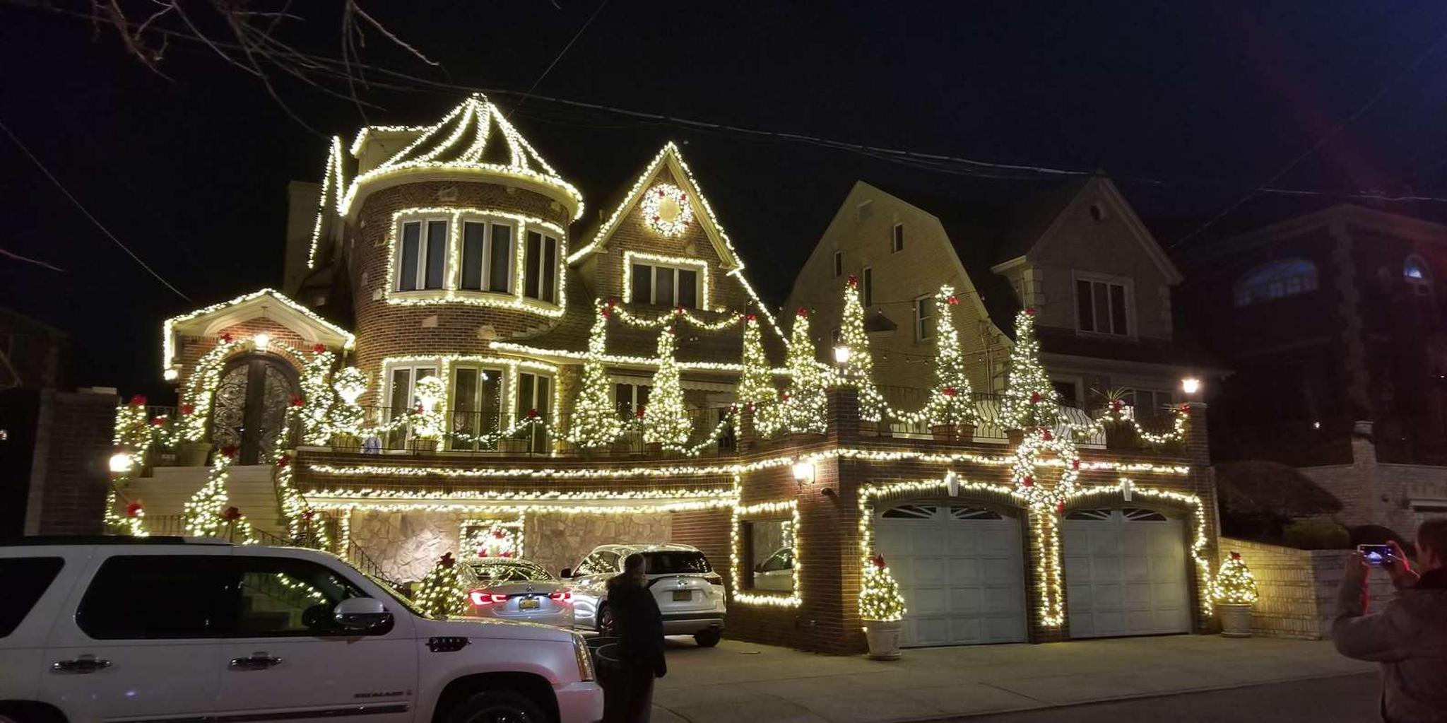 Brooklyn Dyker Heights Christmas Lights Tour - Image 4