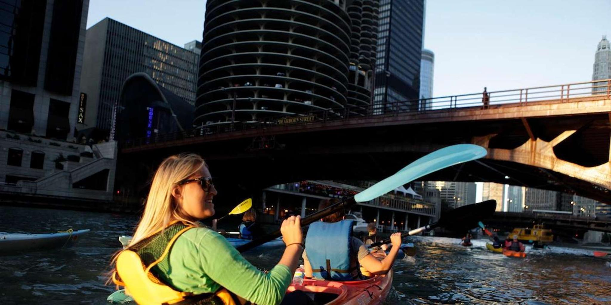 Chicago Kayak Tour on the Chicago River at Sunset 1.5 hr - Image 3