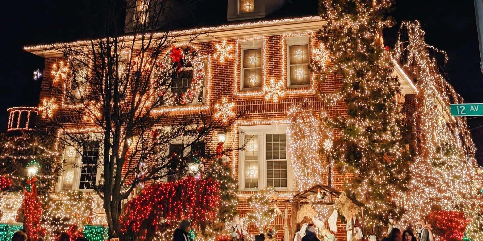 New York Dyker Heights Christmas Lights Tour - Image 4
