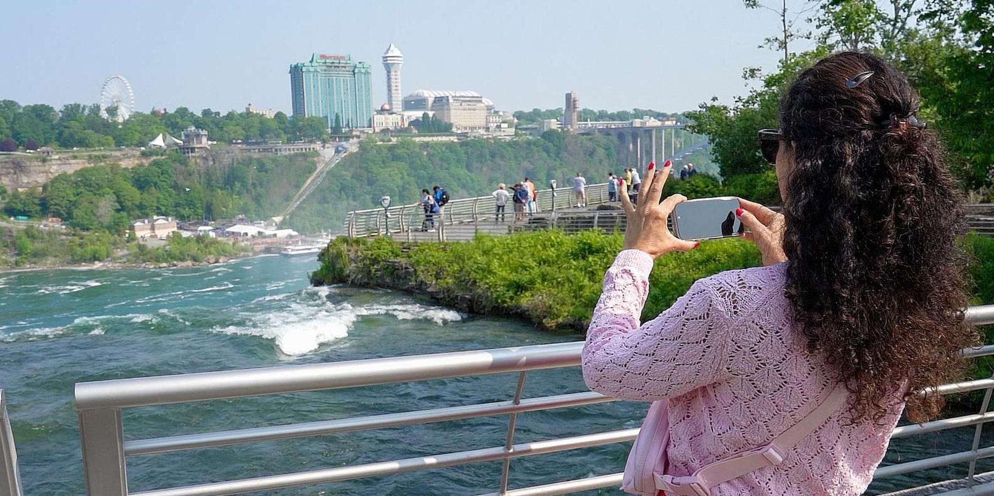 Niagara Falls USA and Canada Tour with Boat Cruise and Lunch - Image 4