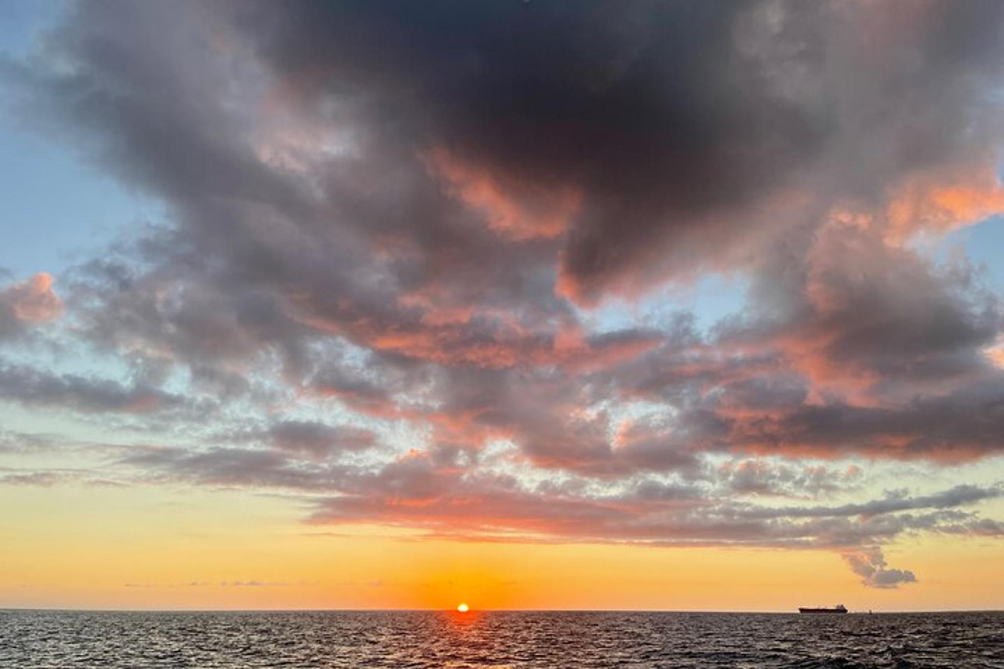 Waikiki Boat Cruise at Sunset 90 min - Image 1