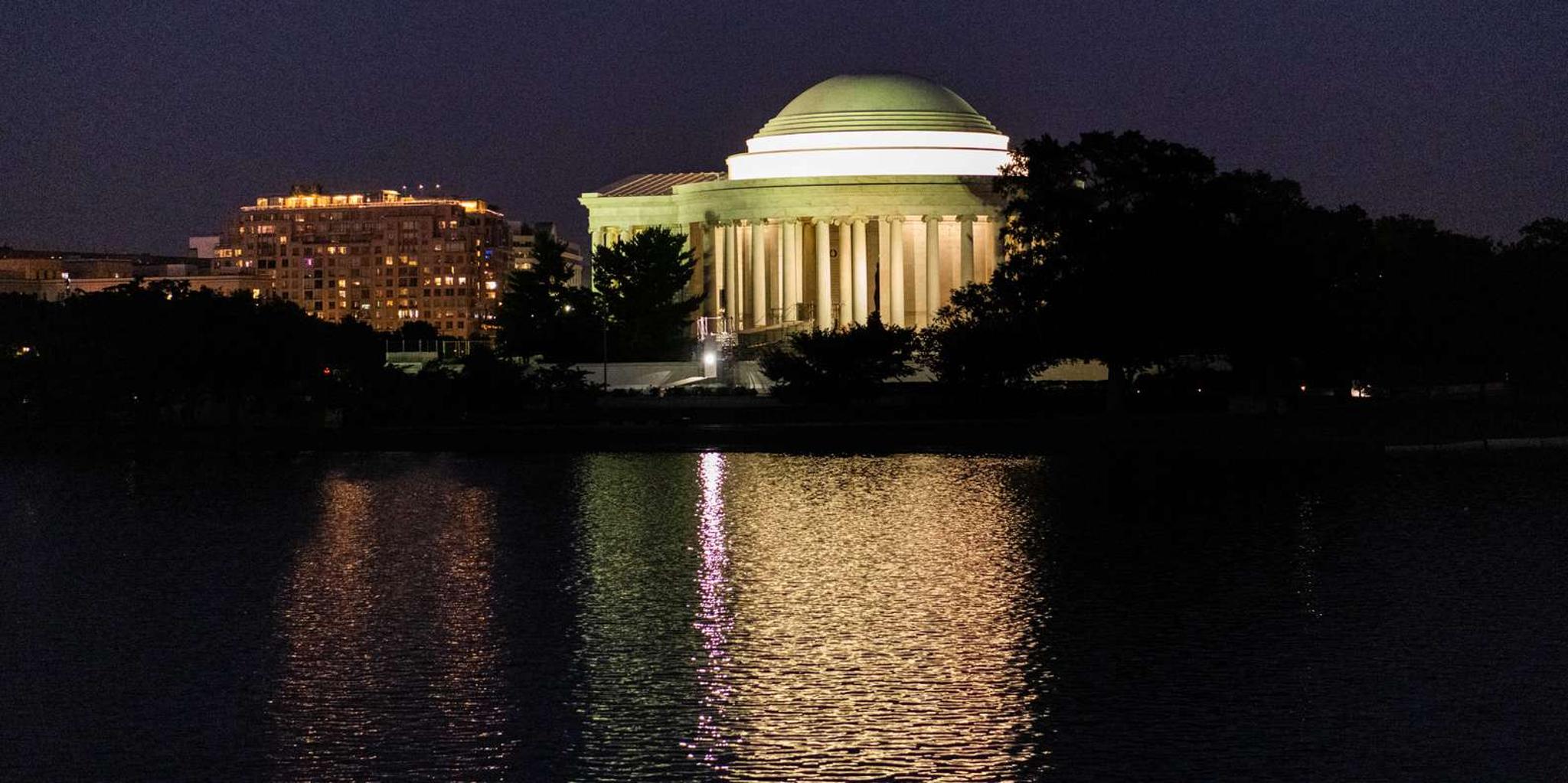 Washington DC Monuments Nighttime Trolley Tour - Image 6