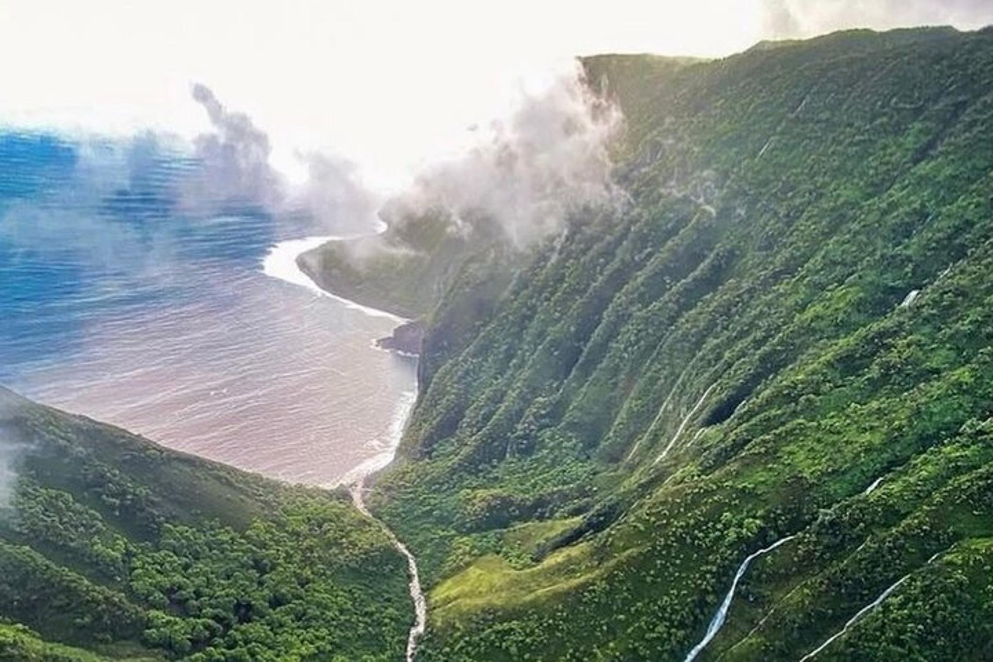 Maui Helicopter Tour Over West Maui and Molokai