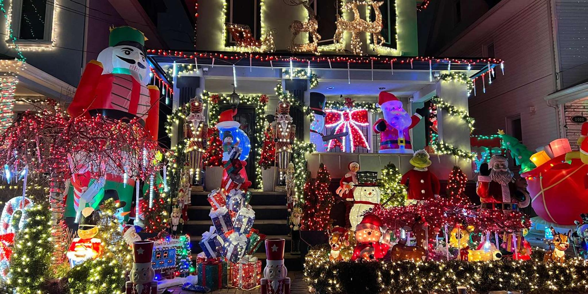 New York City Dyker Heights Christmas Walking Tour - Image 3