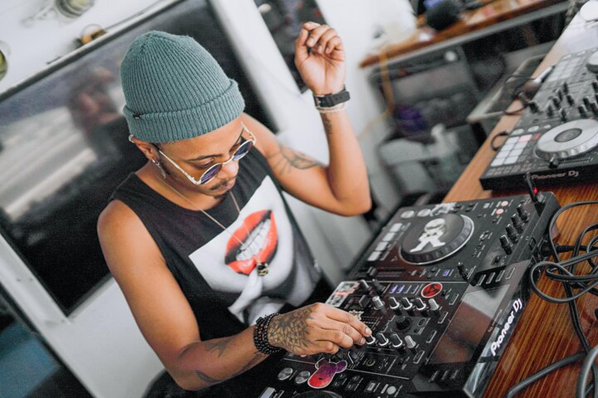 Waikiki Public Party Dance Cruise with Live DJ - Image 3