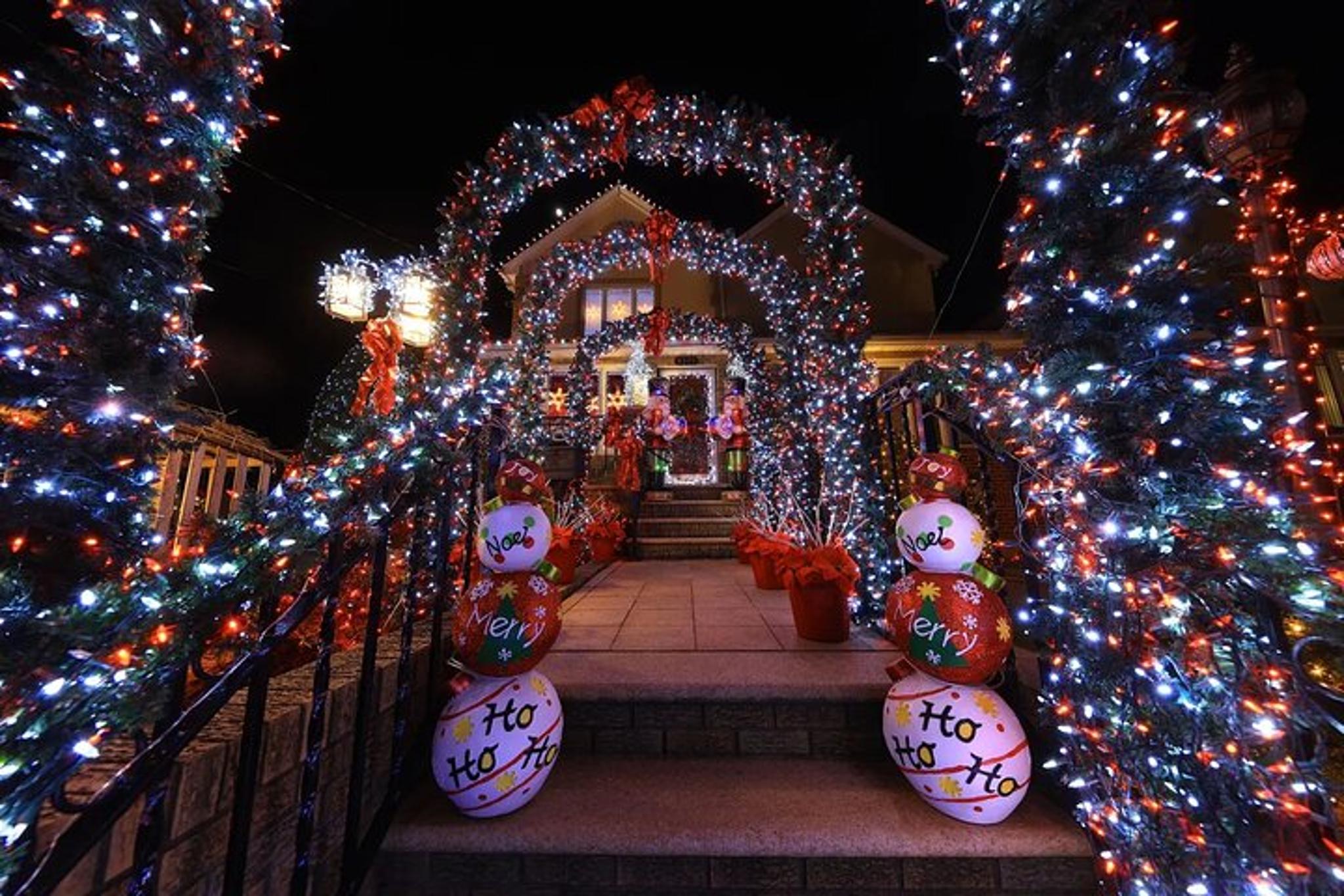 Brooklyn Dyker Heights Christmas Lights Tour - Image 5