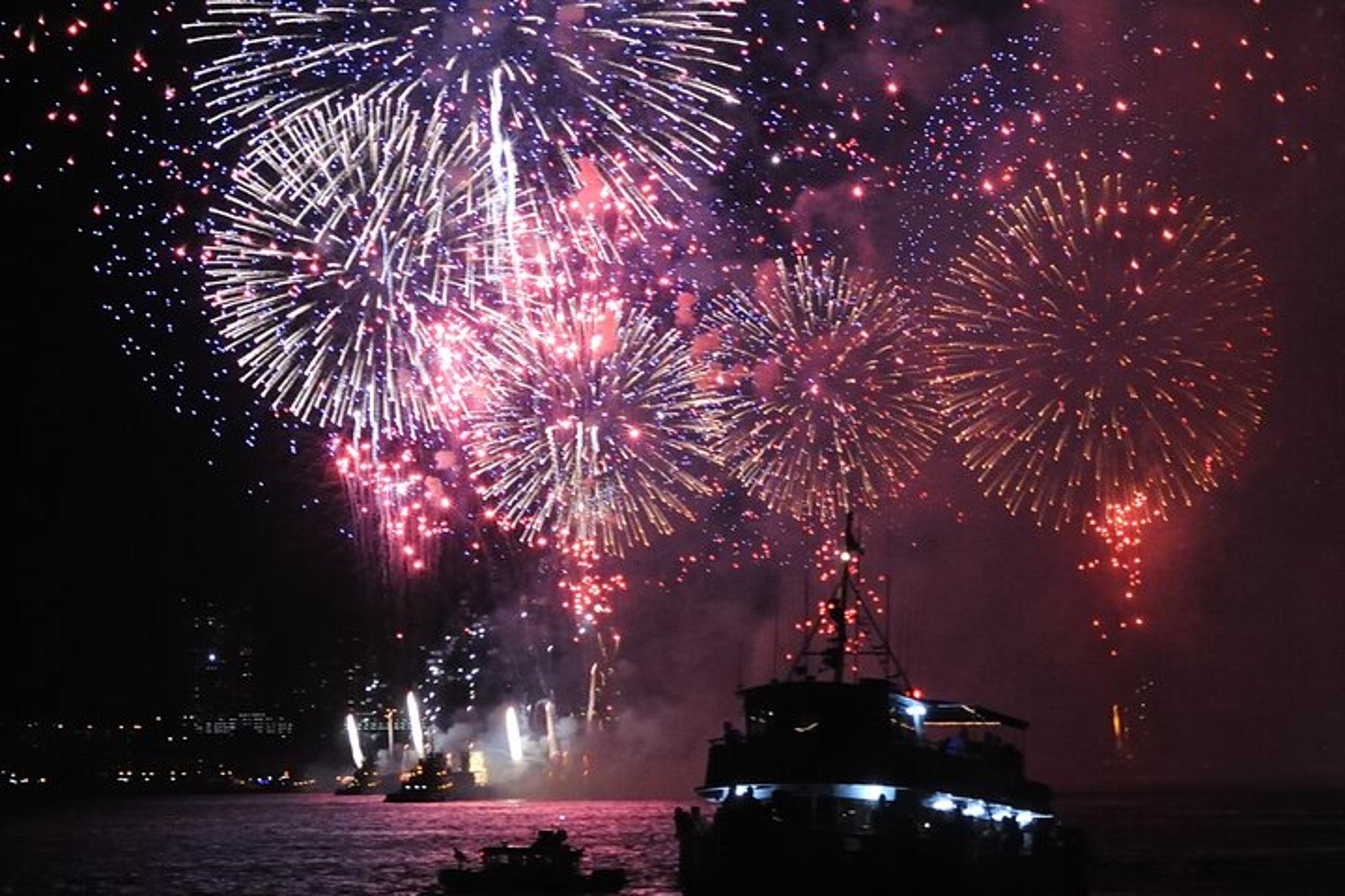 New York Fireworks Tall Ship Cruise 4.5 hr - Image 4