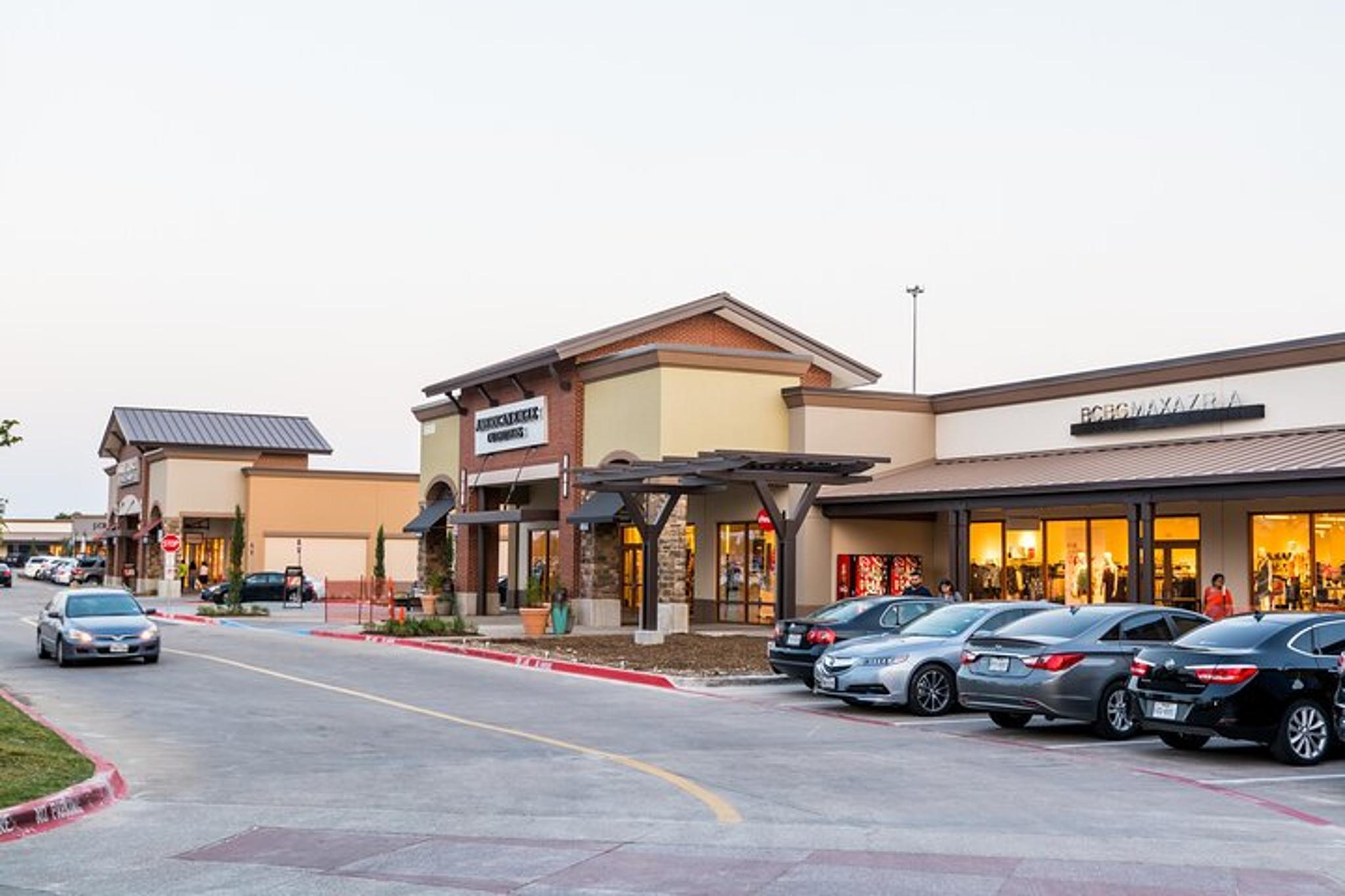 Dallas Shopping Tour to Allen Premium Outlets - Image 5