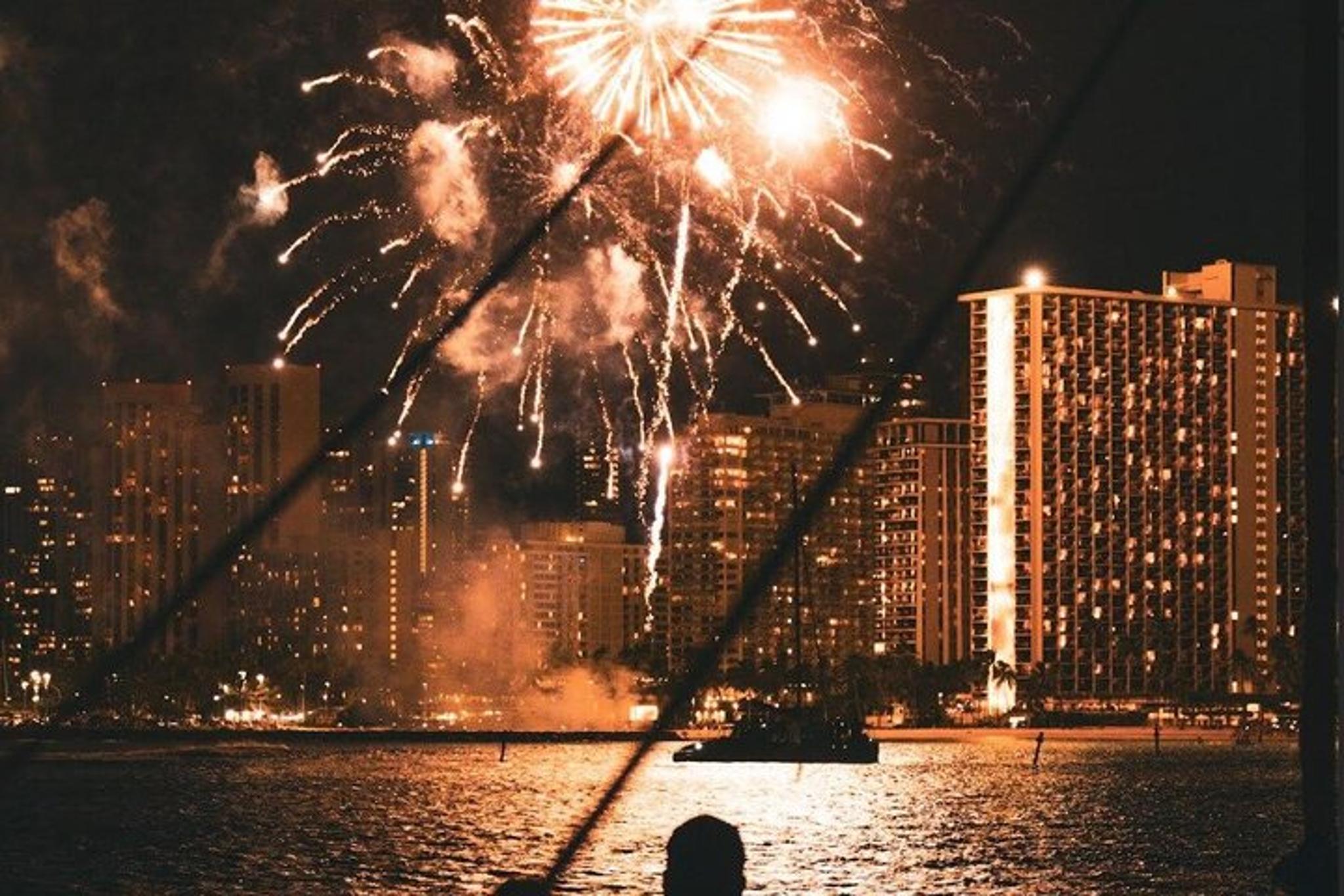 Honolulu Fireworks Cruise with Drinks 1 hr