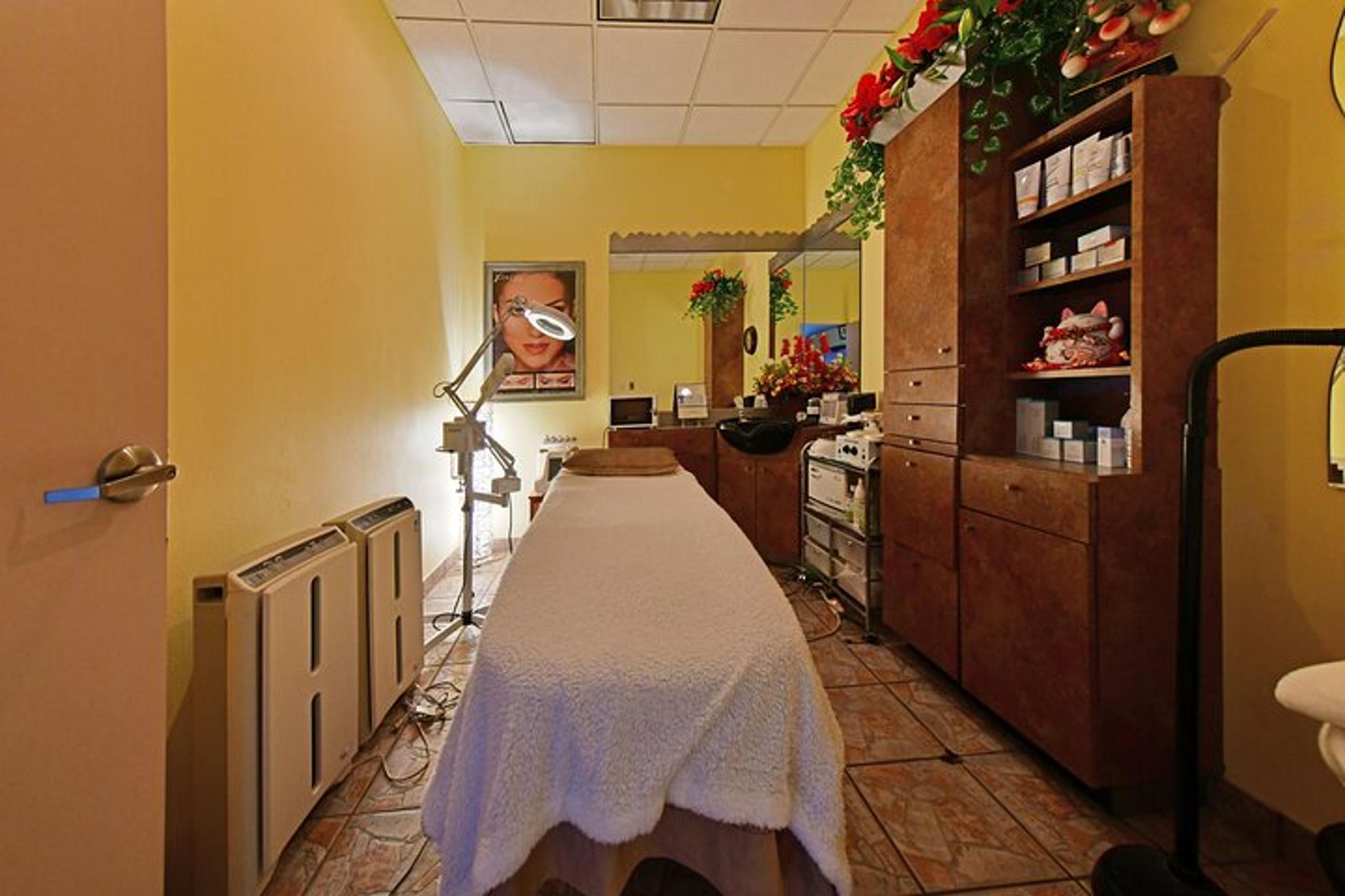 Las Vegas Reflexology & Hot Stone Massage Combo - Image 4