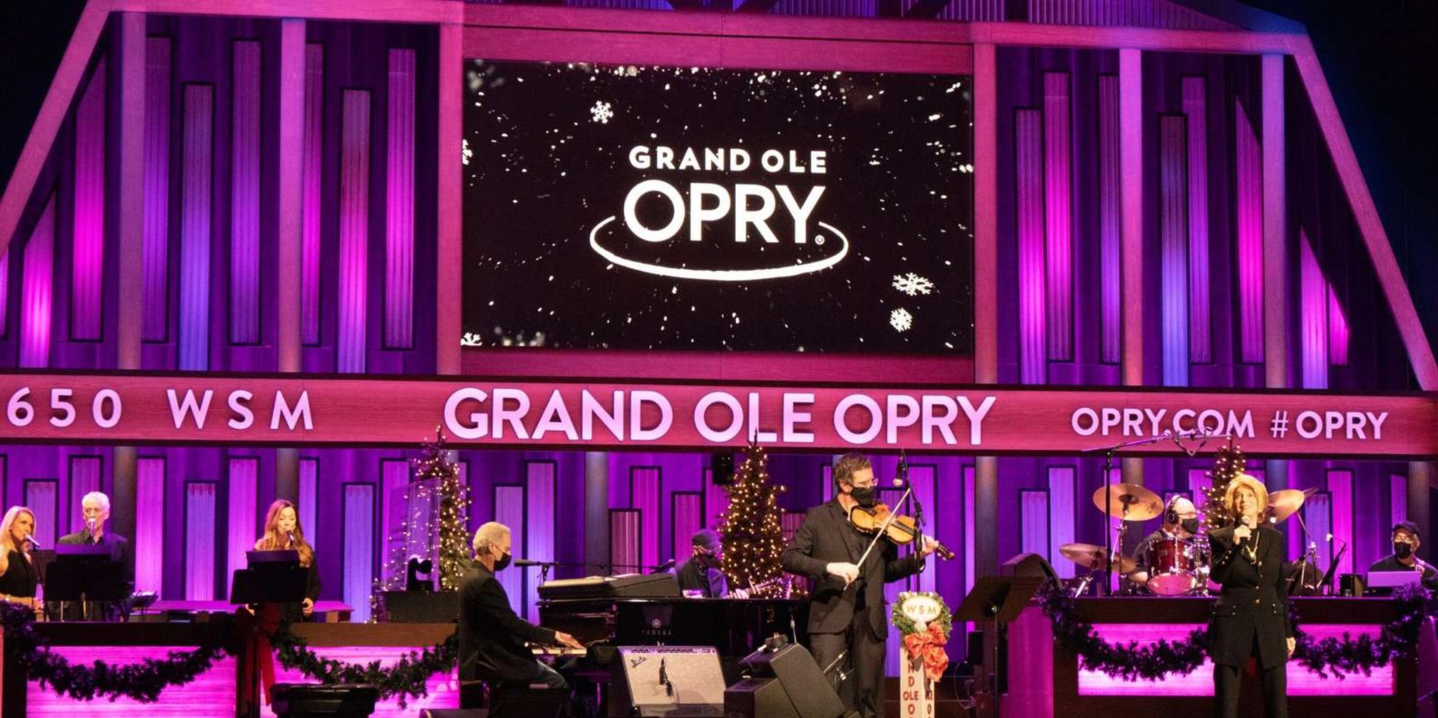 Nashville Opry House Christmas Show and Backstage Tour - Image 6
