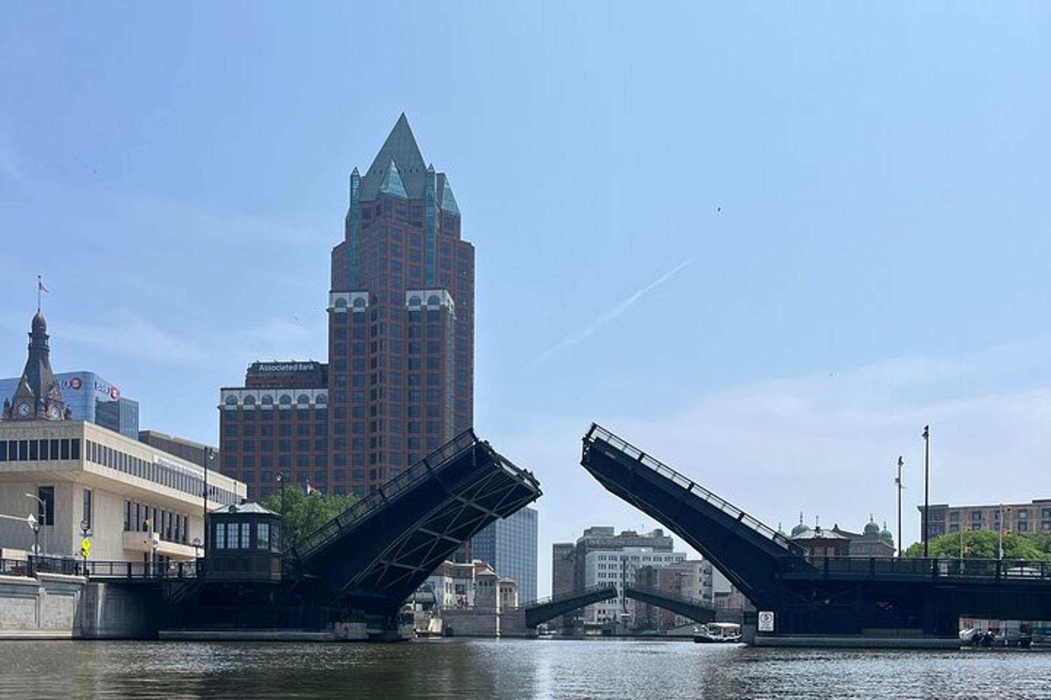 Milwaukee Skyline Kayak Tour - Image 4
