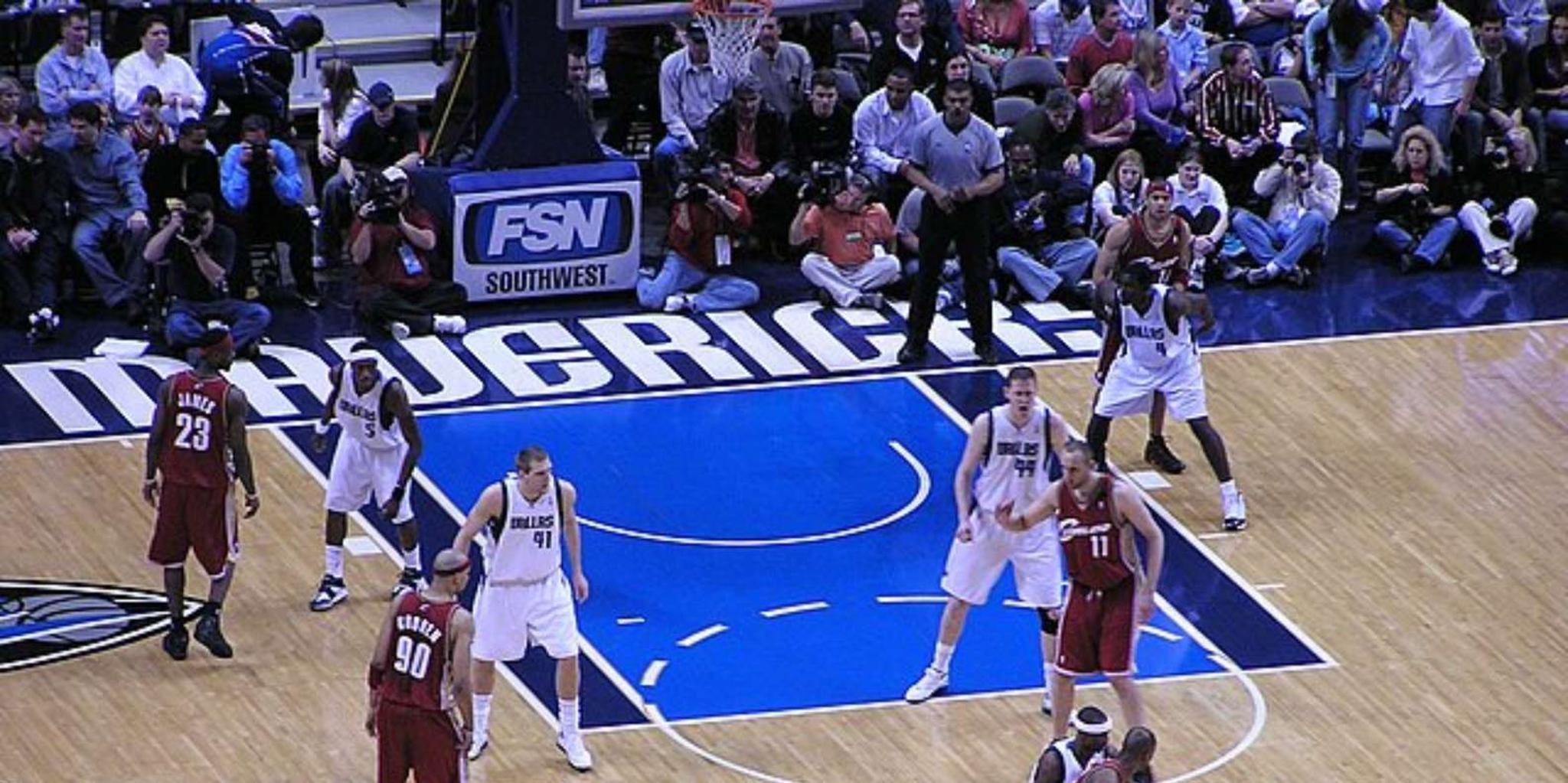 Dallas Sports Game Ticket at American Airlines Center - Image 4