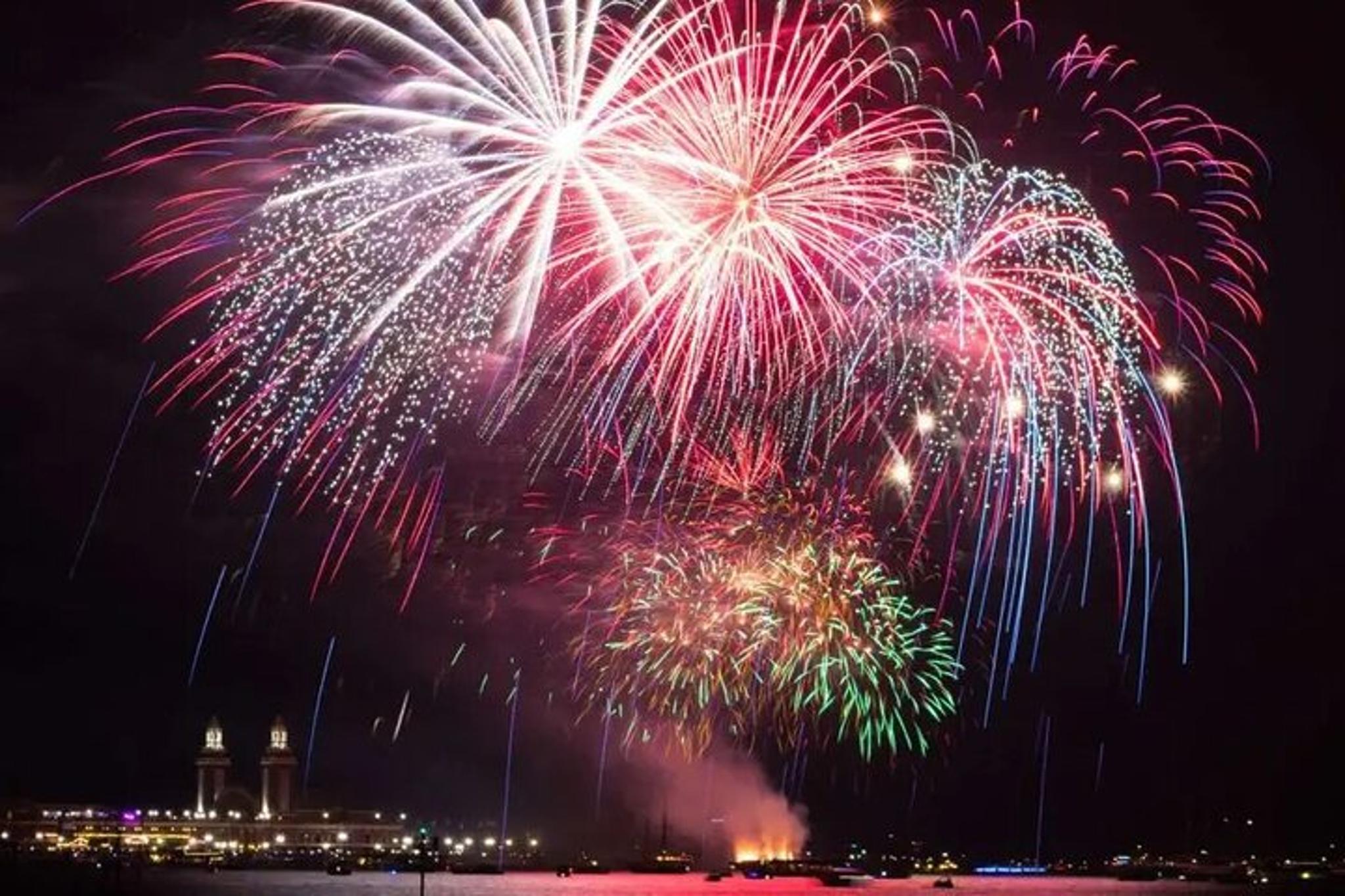 Chicago River Fireworks Tiki Bar Cruise 90 min