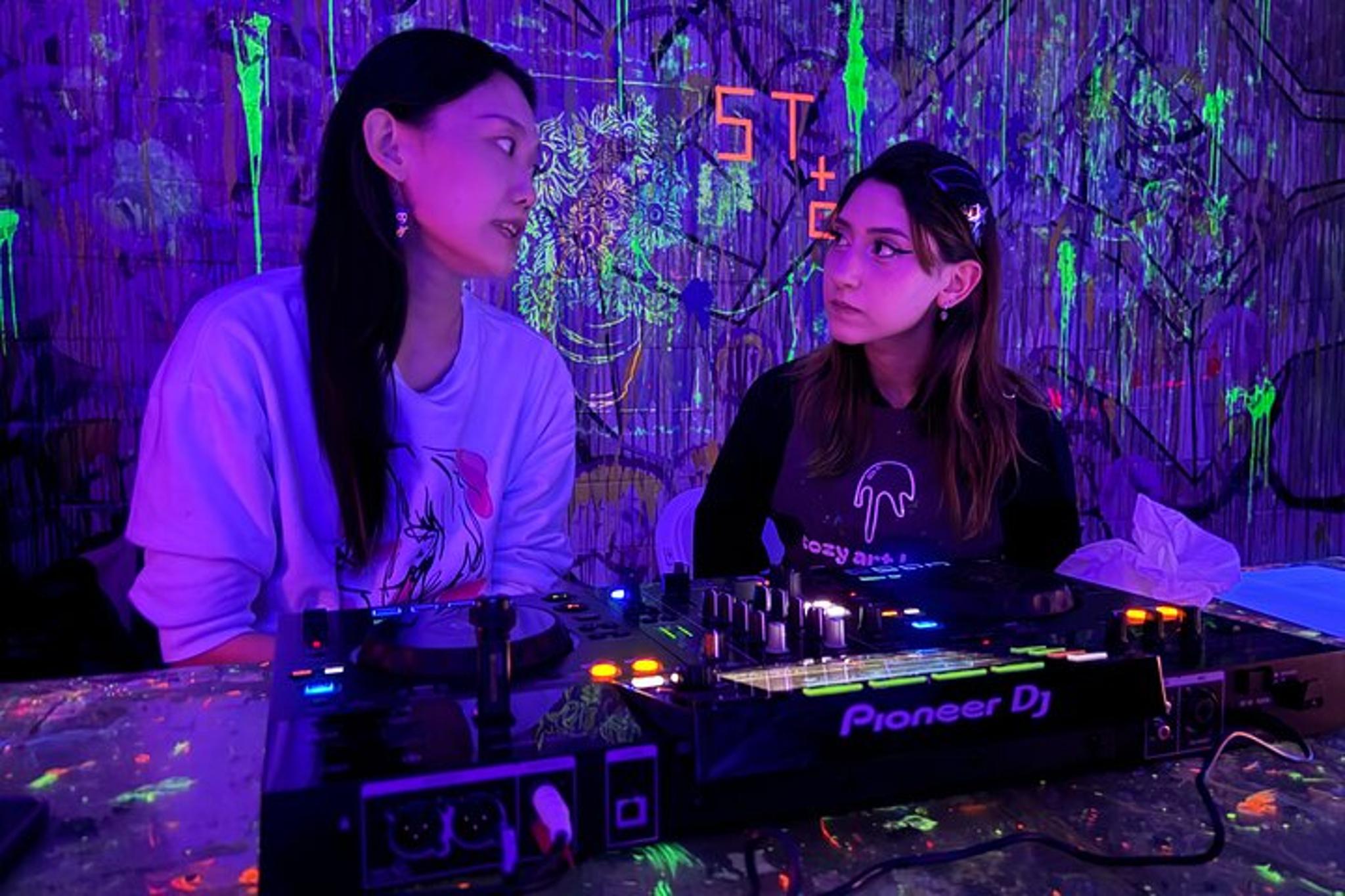 New York City Paint-in-the-Dark DJ Workshop - Image 2