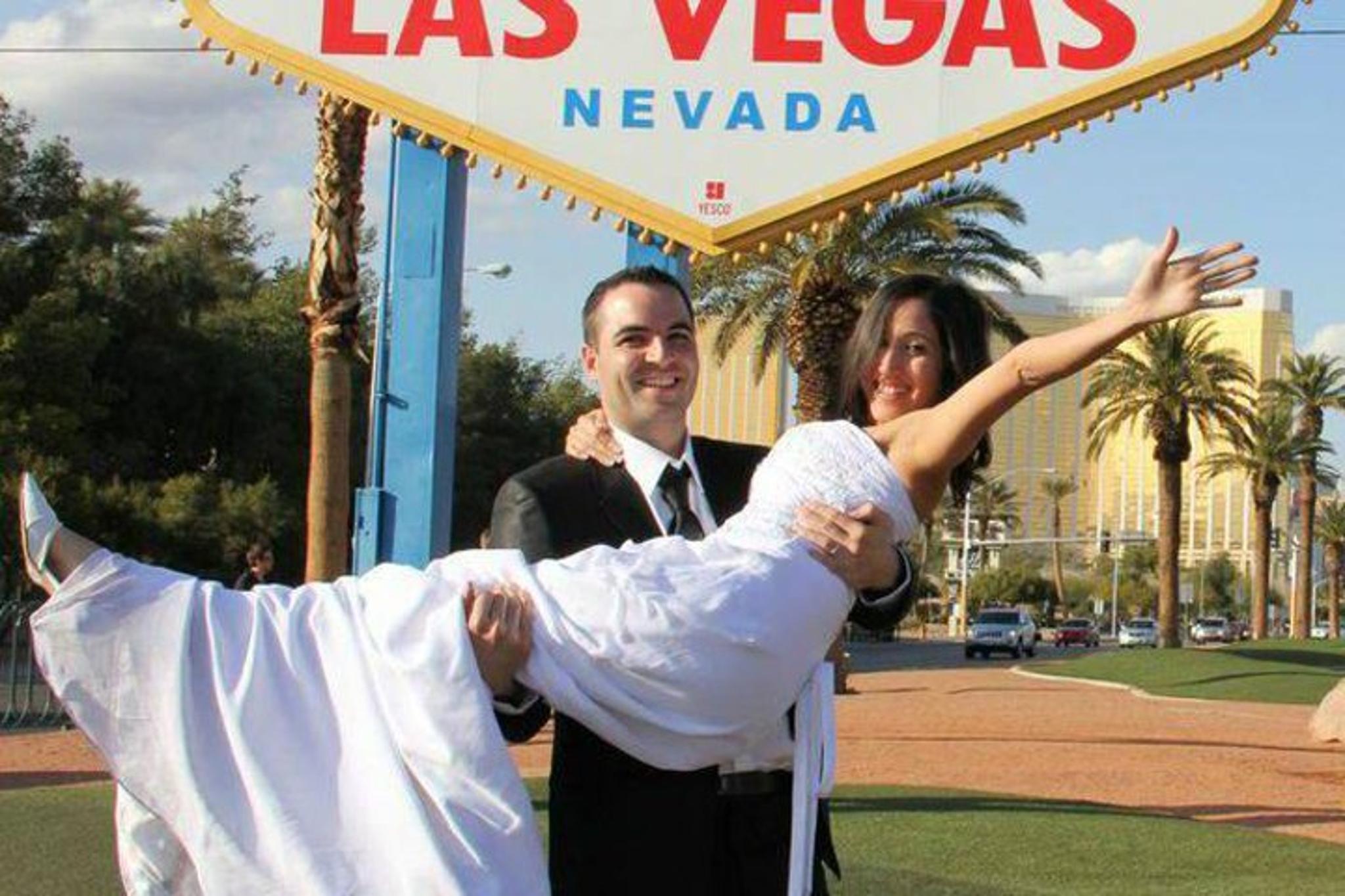 Las Vegas Chapel Row Limousine Tour - Image 2