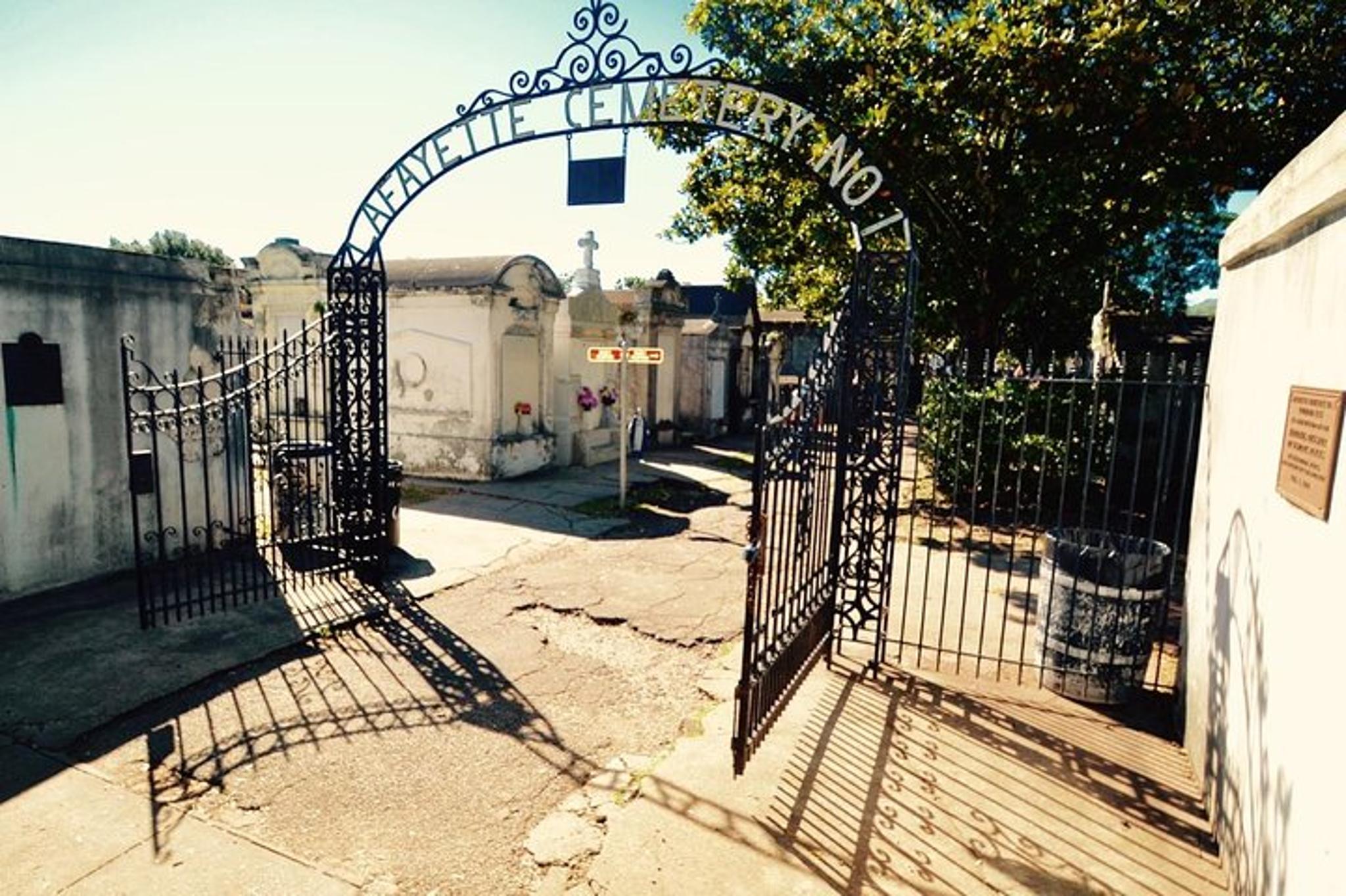 New Orleans Garden District and Cemetery Tour