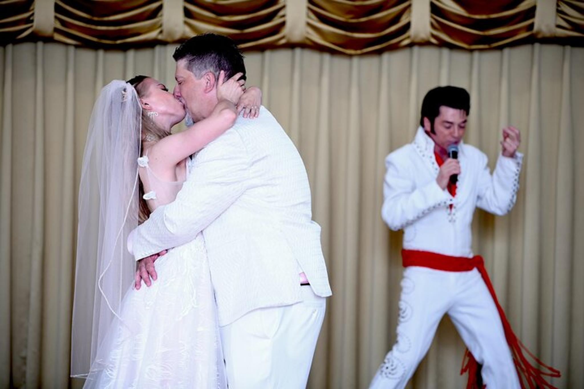 Las Vegas Elvis Chapel Wedding and Vow Renewal 1 hr - Image 6