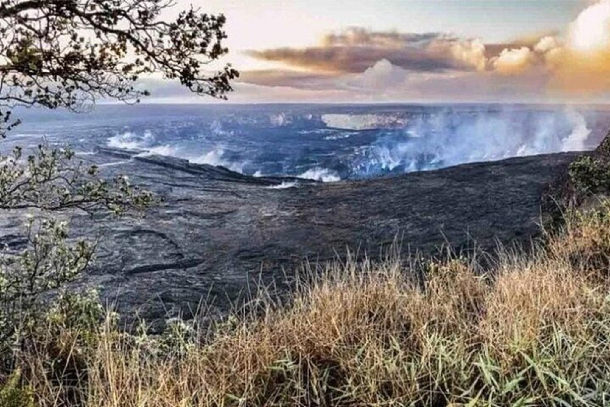 Big Island Kona Volcanoes and Waterfalls Tour