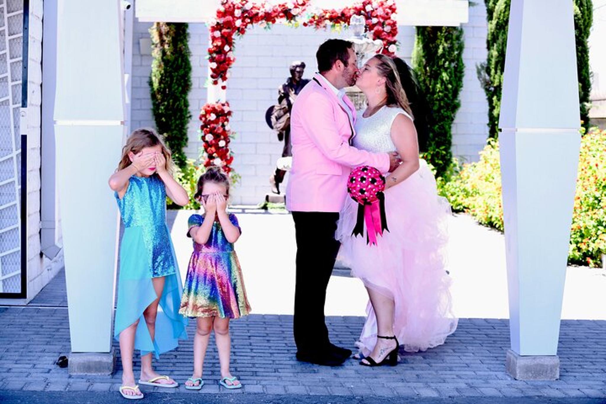 Las Vegas Elvis Chapel Wedding and Vow Renewal 1 hr - Image 2