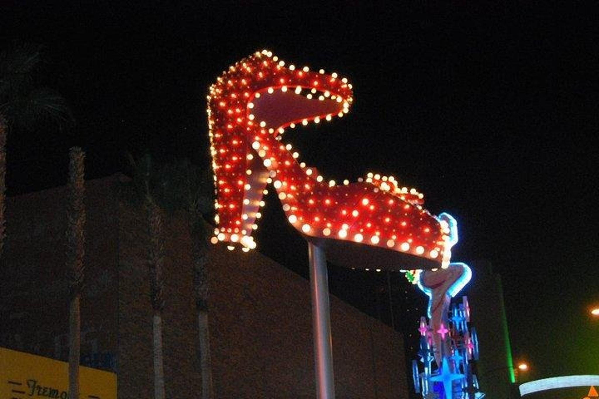 Las Vegas Fremont Walking Tour with Photos - Image 2