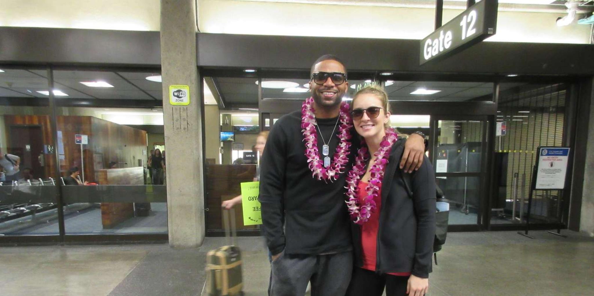 Maui Airport Traditional Lei Greeting - Image 3