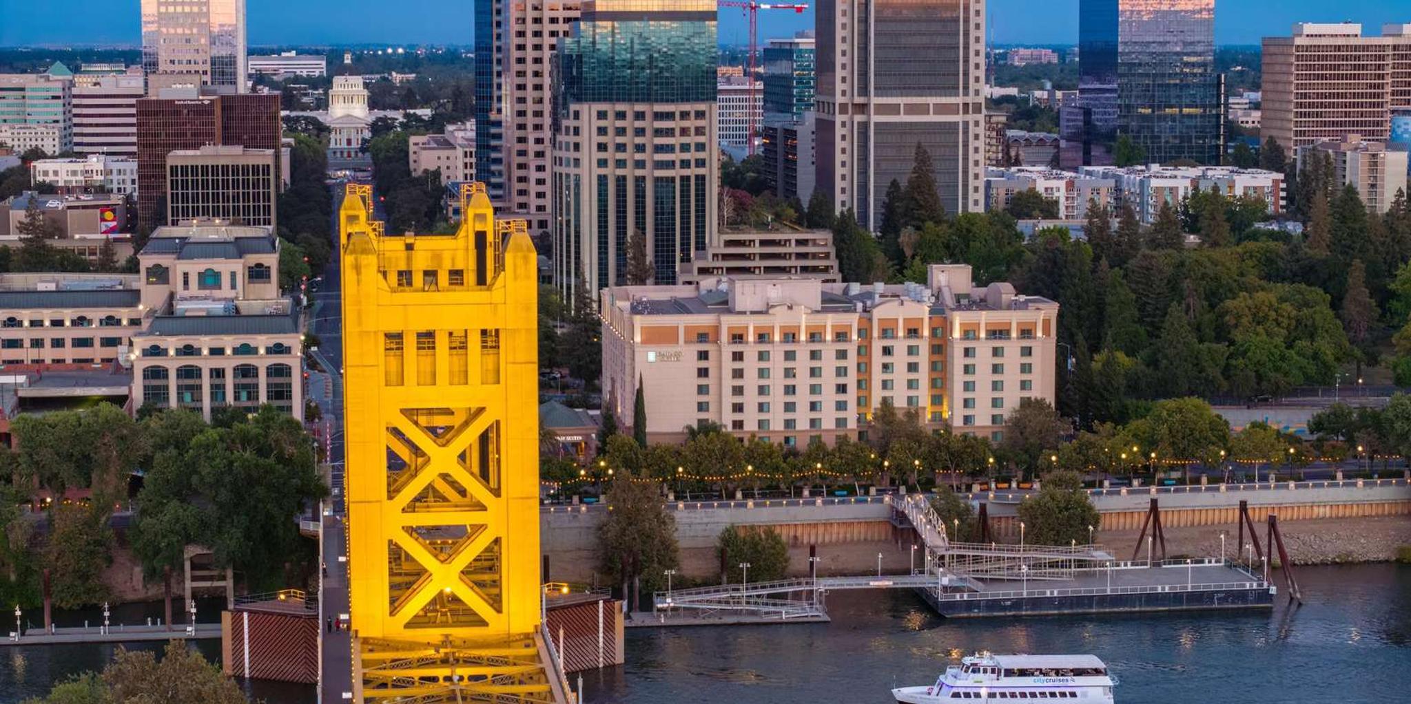 Sacramento Cocktail River Cruise 21+ - Image 5