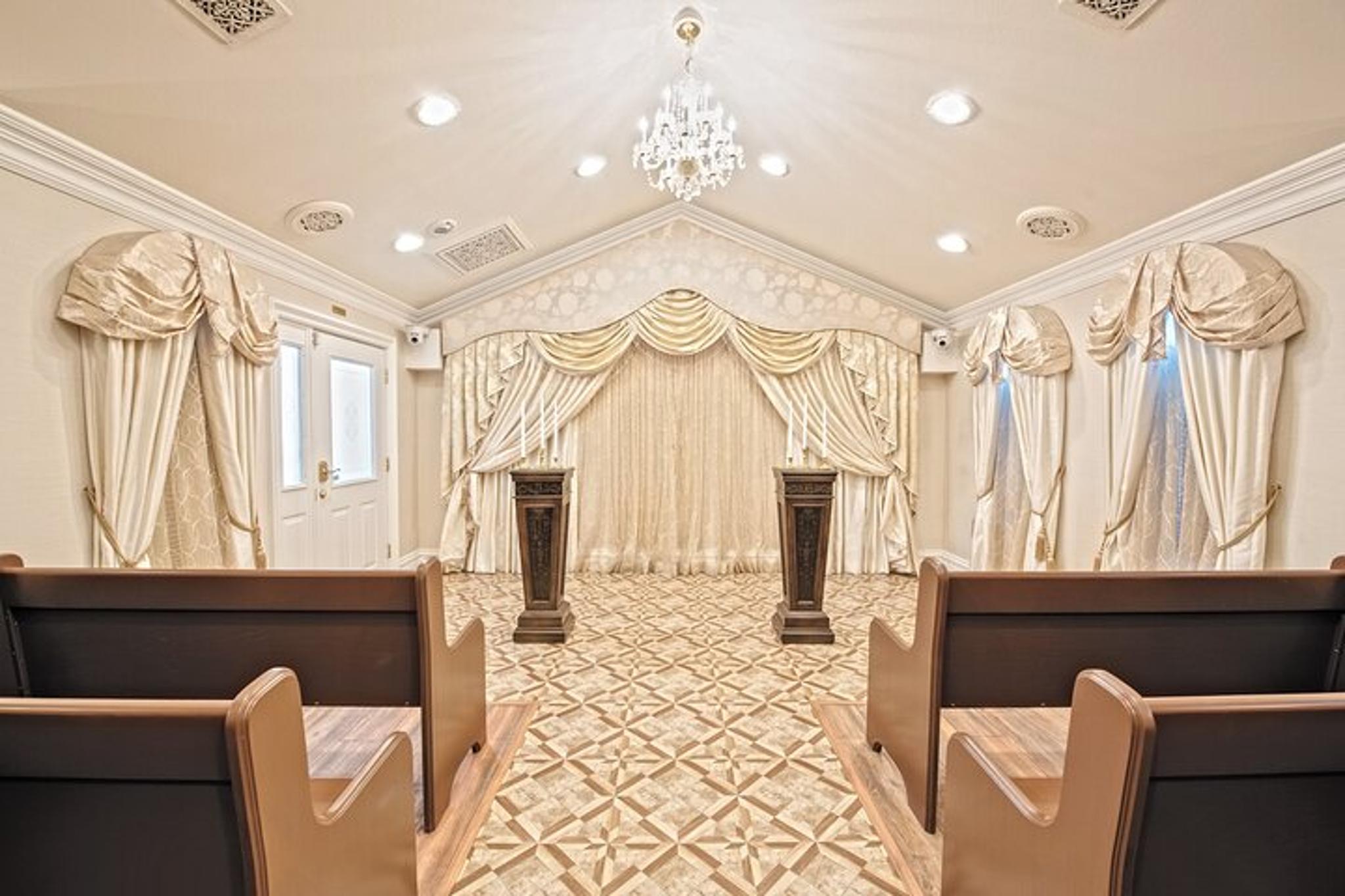 Las Vegas Wedding Package in Victorian Chapel 90 min - Image 3