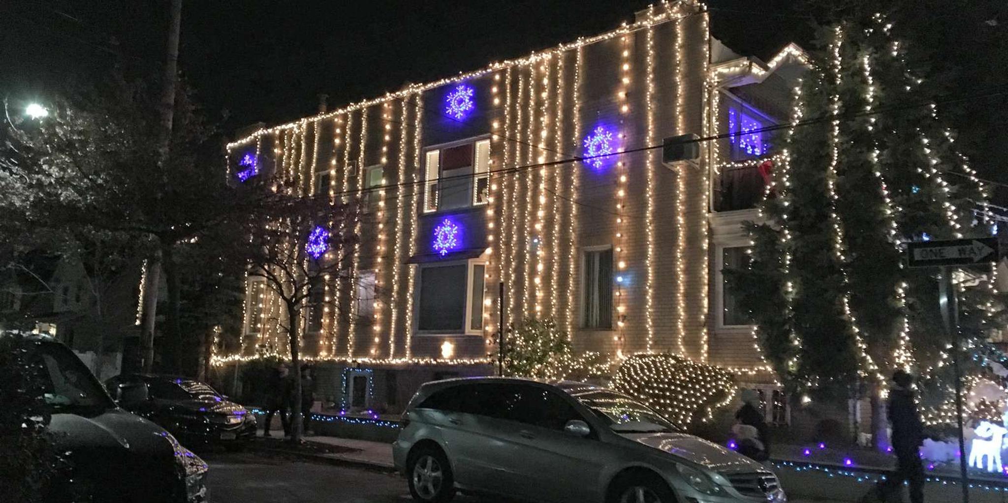 Brooklyn Dyker Heights Christmas Walking Tour - Image 6