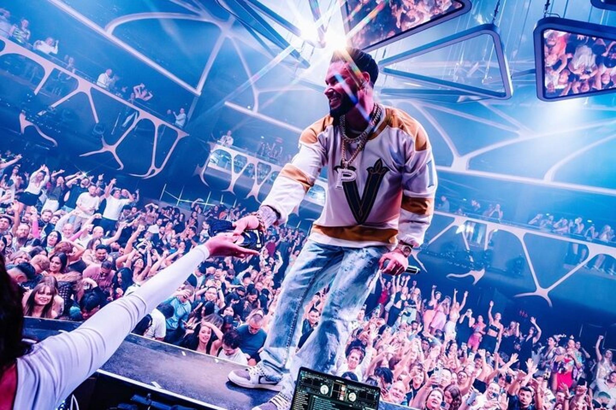 Las Vegas Limo Tour with Champagne and Nightclub Entry - Image 5