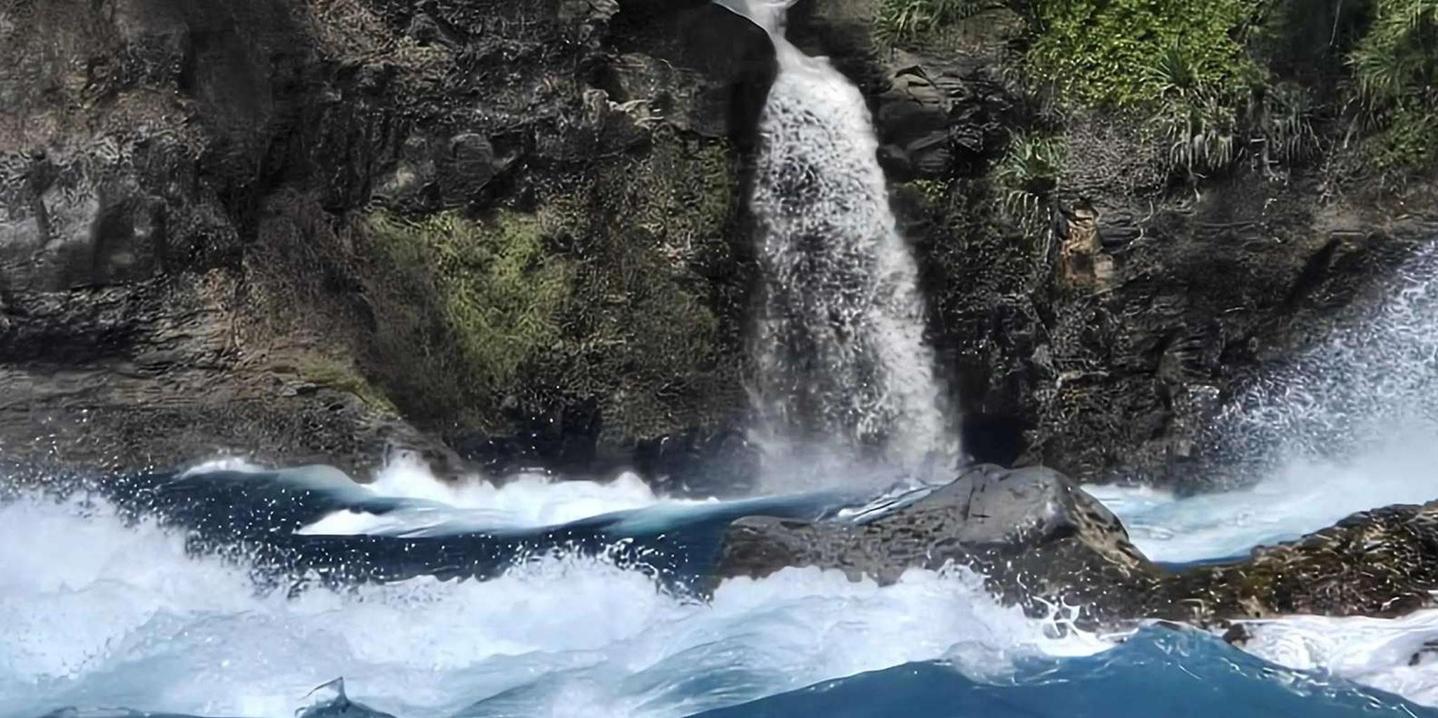 Hilo Waterfalls Boat Cruise - Image 3