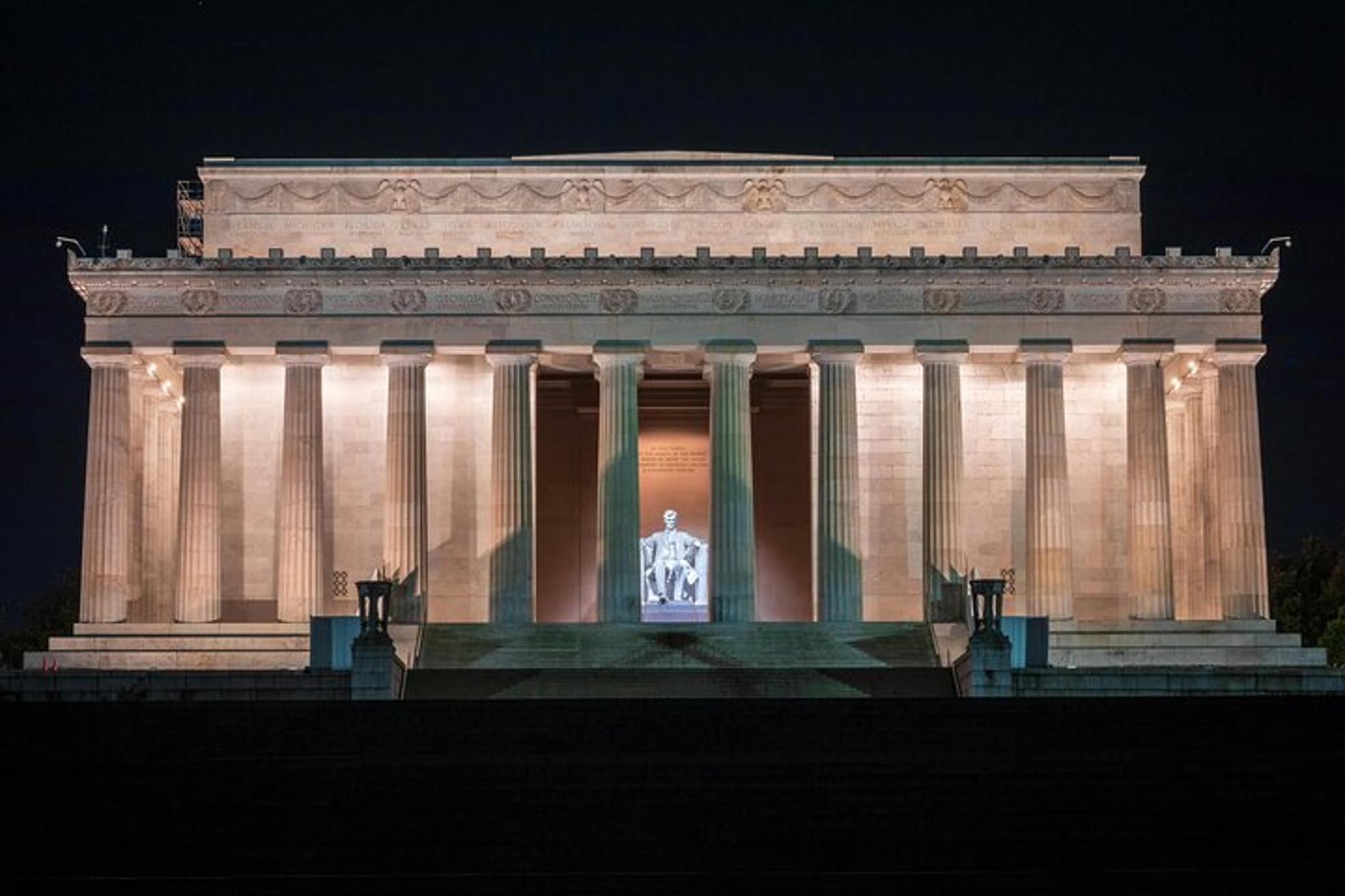 Washington DC Monuments and Memorials Night Tour - Image 5