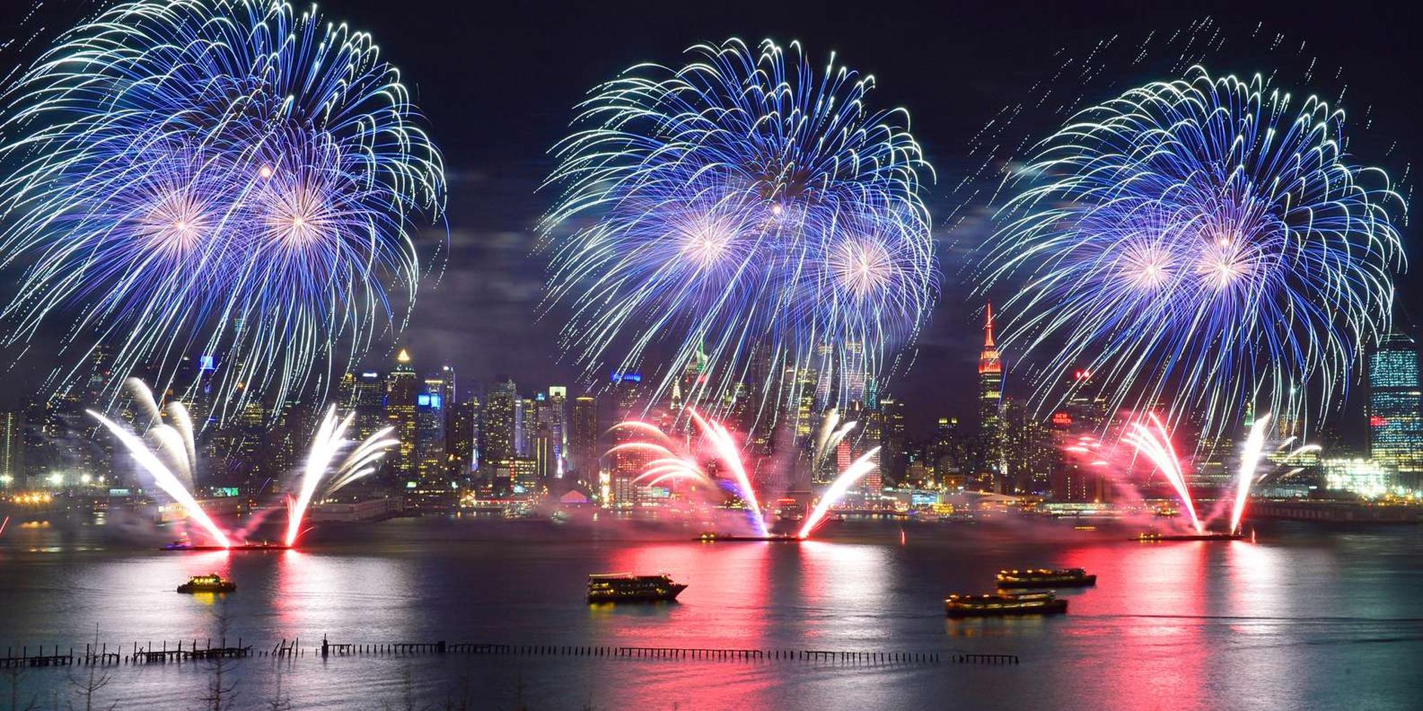 New York City Fireworks Cruise with Buffet & Drinks - Image 5