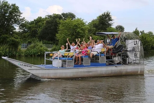 New Orleans Oak Alley Plantation and Airboat Tour - Image 6
