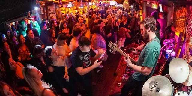 New York City Bar Crawl with Games and Live Music - Image 6