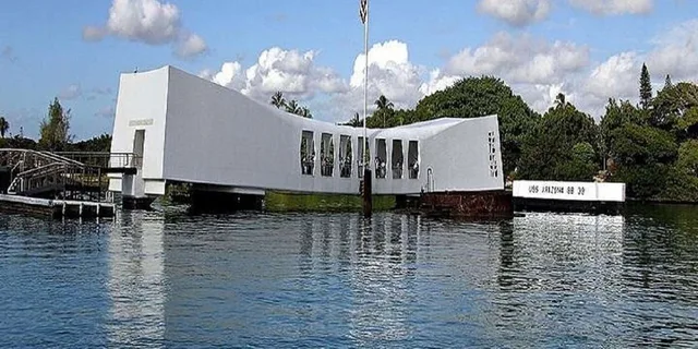 Honolulu USS Arizona Memorial and City Tour - Image 5