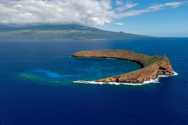 Maui Molokini and Turtles Yacht Snorkel - Image 2
