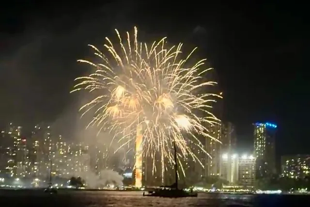 Waikiki Beach Catamaran Fireworks Tour - Image 6