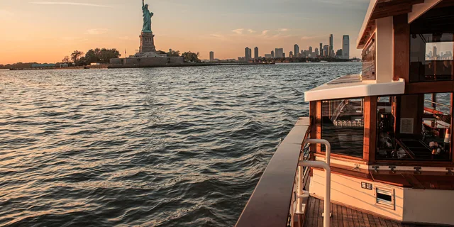 New York City Evening Jazz Yacht Cruise - Image 2