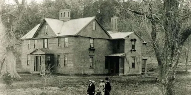 Boston Louisa May Alcott's Orchard House Tour - Image 3