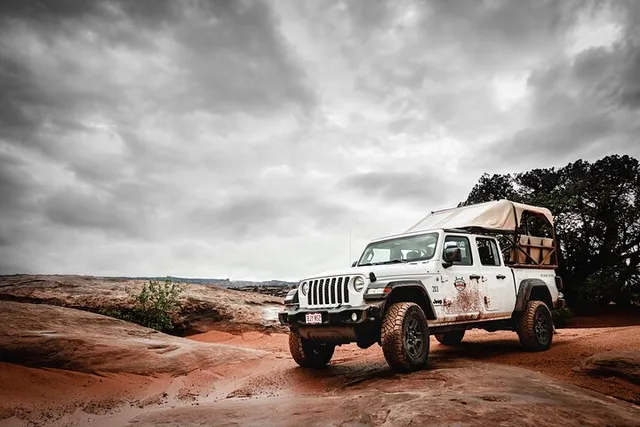 Moab Jeep Tour at Afternoon - Image 4