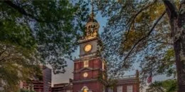 Philadelphia Open-Top Nighttime Bus Tour 1 hr 15 min - Image 3