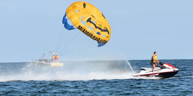 Miami Speedboat and Banana Boat Combo 30 Min - Image 4
