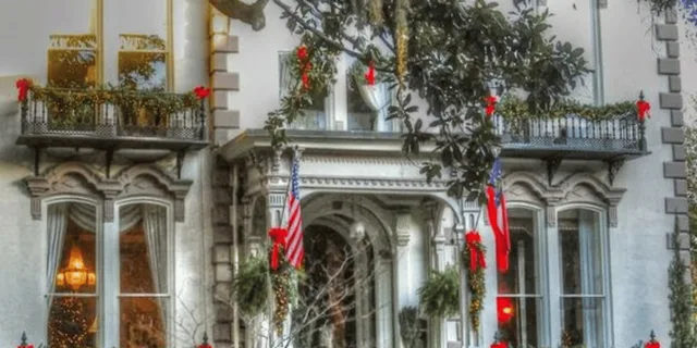 Savannah Ghosts of Christmas Past Walking Tour - Image 1