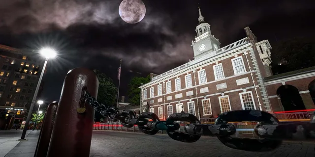 Philadelphia Ghosts and Booze Haunted Pub Crawl 2 hr - Image 4