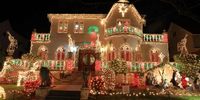 New York Dyker Heights Christmas Lights Tour 5 hr - Image 1