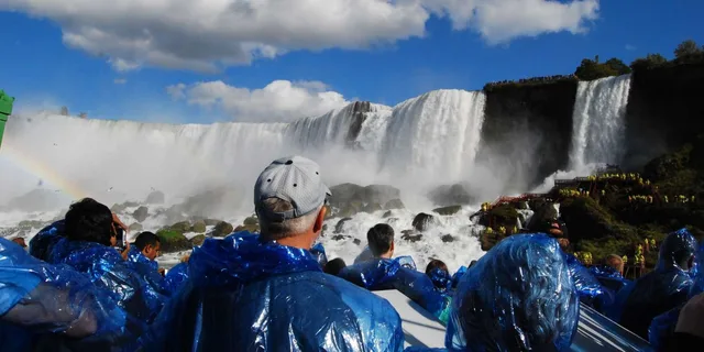 Niagara Falls Guided Tour with Dinner and Fireworks - Image 2