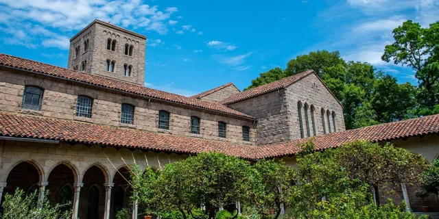 New York Met Cloisters & Fifth Avenue Tour by Car - Image 3