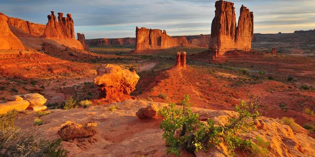 Moab Arches National Park Sunset Van Tour - Image 6